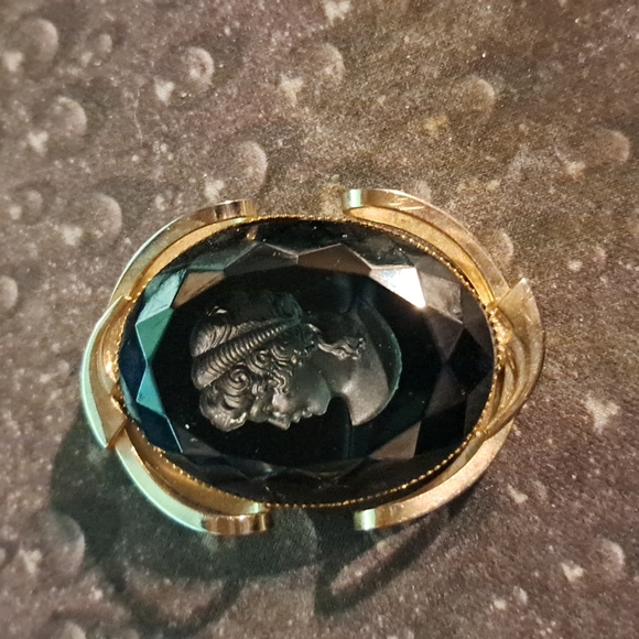 Jewelry - Vintage Goldtone Cameo Pin/Pendant
